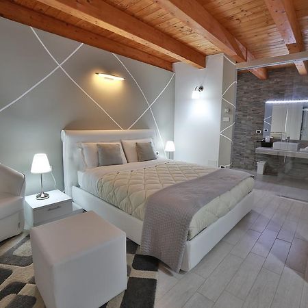 Villa Giulia Del Cavaliere 卡斯特罗维拉里 外观 照片