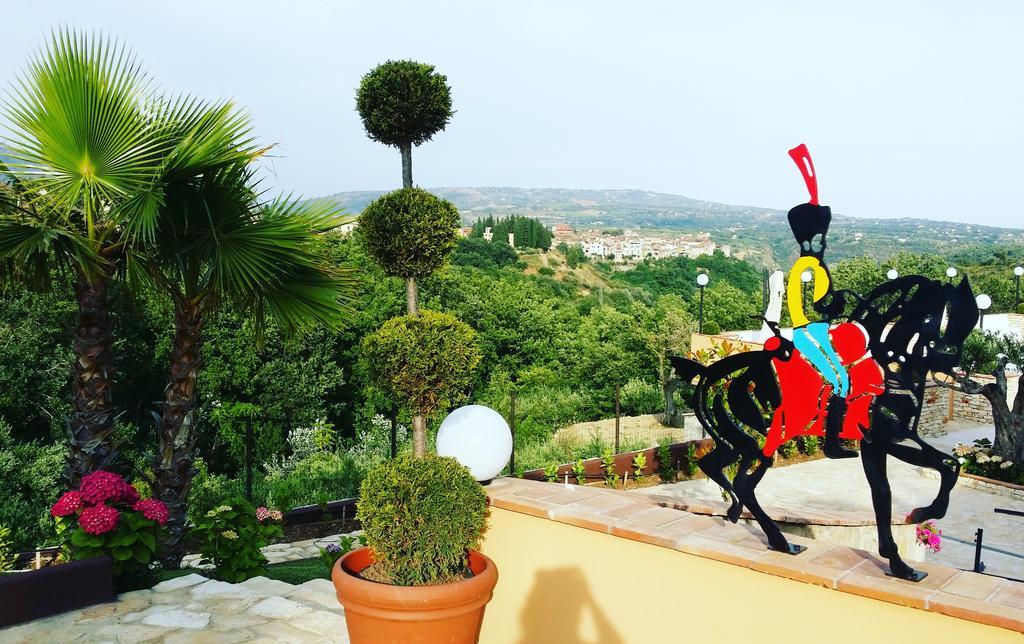 Villa Giulia Del Cavaliere 卡斯特罗维拉里 外观 照片