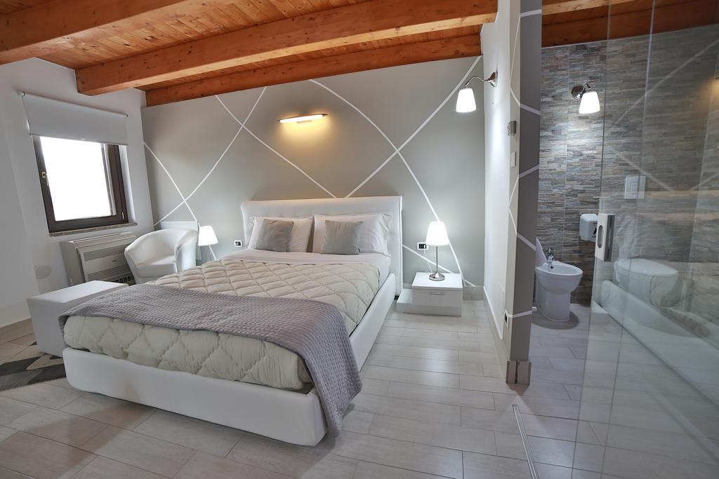 Villa Giulia Del Cavaliere 卡斯特罗维拉里 外观 照片