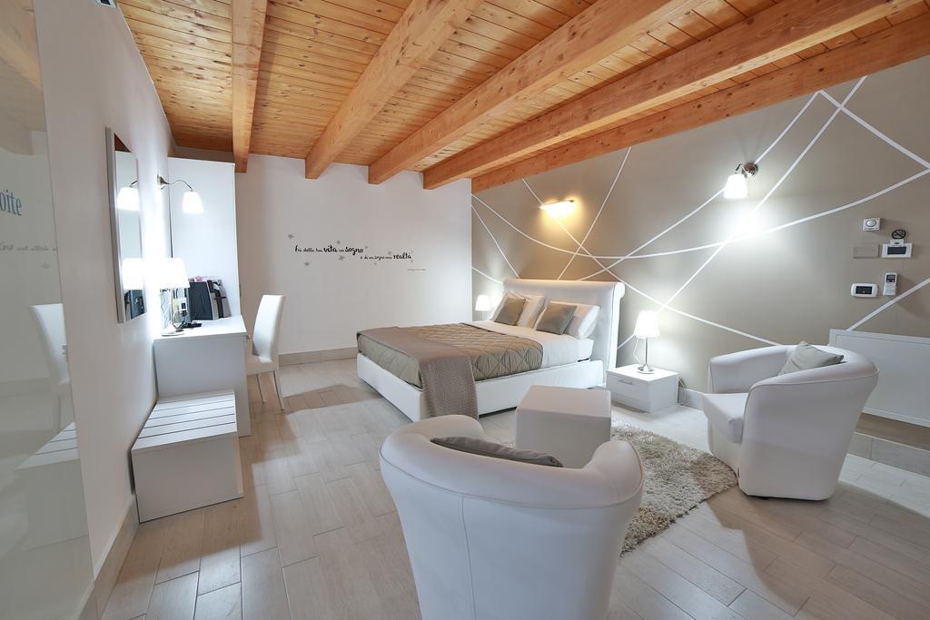 Villa Giulia Del Cavaliere 卡斯特罗维拉里 外观 照片