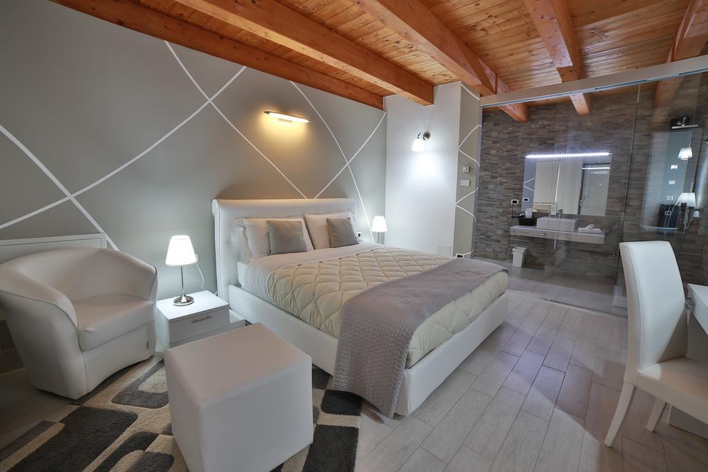 Villa Giulia Del Cavaliere 卡斯特罗维拉里 外观 照片