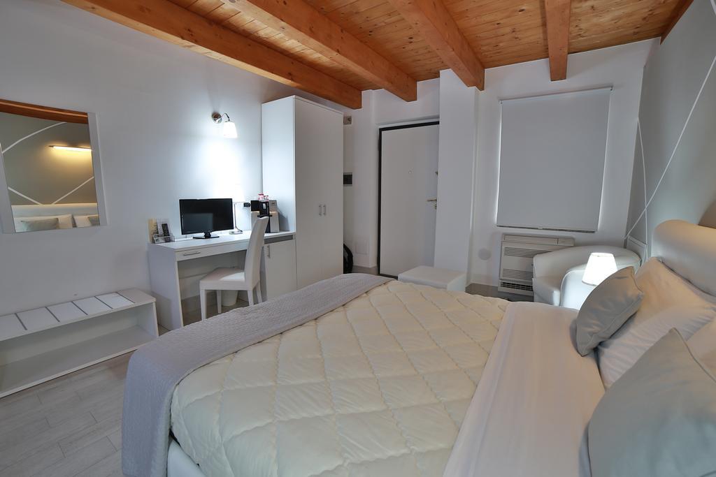Villa Giulia Del Cavaliere 卡斯特罗维拉里 外观 照片