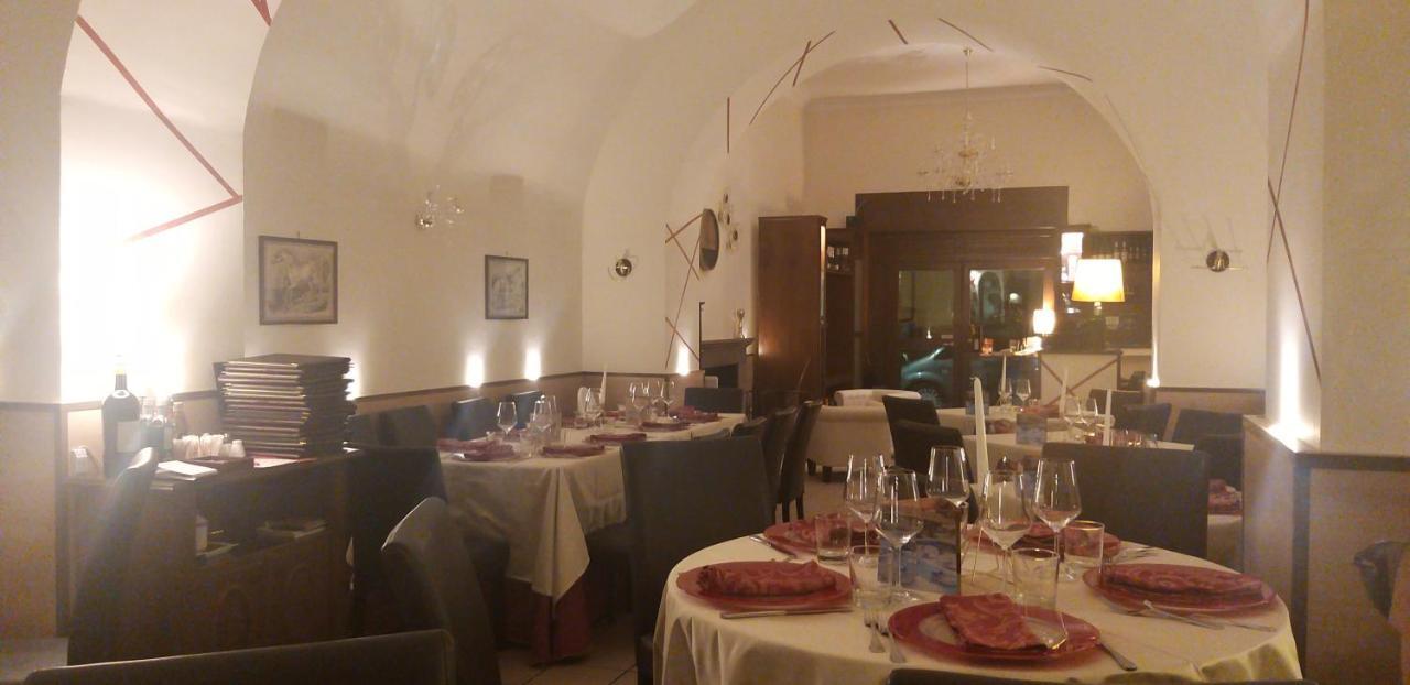 Villa Giulia Del Cavaliere 卡斯特罗维拉里 外观 照片